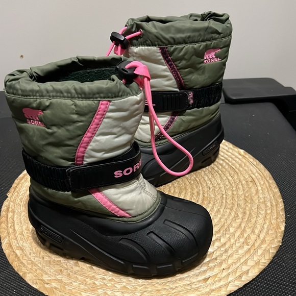 Sorel Rain Snow boots size 11. Style to little hero comfort - Picture 8 of 9